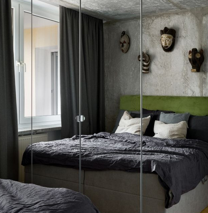 Habitación con cama grande y espejos garndes